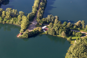 Römerschiff Losurioa Rhenana und Anglerheim Neupotz am Altrhein bei Neupotz im Bundesland Rheinland-Pfalz, Deutschland
