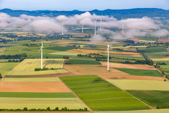 Windpark Minfeld (im Hintergrund Windpark Freckenfeld) von Osten bei tiefen Wolken im Bundesland Rheinland-Pfalz, Deutschland