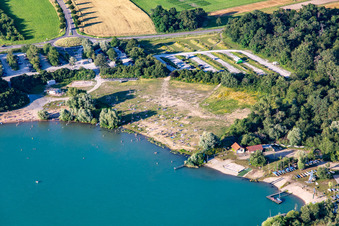 Liegewiese am Epplesee im Ortsteil Silberstreifen in Rheinstetten im Bundesland Baden-Württemberg, Deutschland