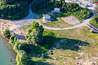 Luftaufnahme von Beachvolleyballfeld am Epplesee im Ortsteil Silberstreifen in Rheinstetten im Bundesland Baden-Württemberg, Deutschland