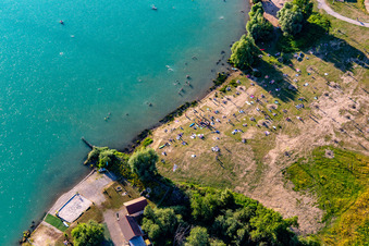 Viele Badegästeim Epplesee im Ortsteil Silberstreifen in Rheinstetten im Bundesland Baden-Württemberg, Deutschland