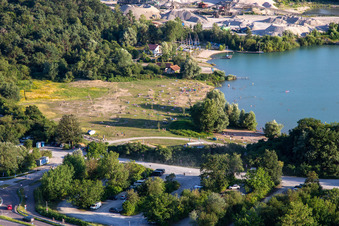 Liegewiese am Epplesee von Norden im Ortsteil Silberstreifen in Rheinstetten im Bundesland Baden-Württemberg, Deutschland