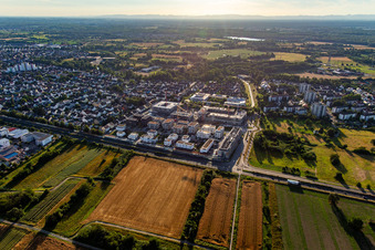 Luftaufnahme von Mehrfamilienhausbaustelle "Neue Stadtmitte" von Osten im Ortsteil Mörsch in Rheinstetten im Bundesland Baden-Württemberg, Deutschland