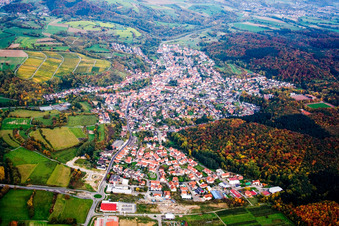 Ortsansicht der Straßen und Häuser der Wohngebiete in Mühlhausen im Bundesland Baden-Württemberg, Deutschland