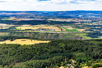 Luftbild von Flugplatz Koblenz/Winningen über den Weinbergsteillagen der Mosel von Süden im Bundesland Rheinland-Pfalz, Deutschland