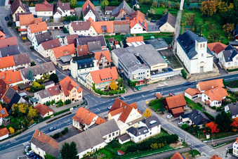 B45 und Kirche in Zuzenhausen im Bundesland Baden-Württemberg, Deutschland