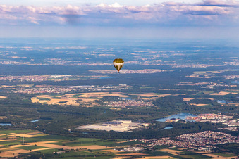 Ballon über der Rheinenbene in Lingenfeld im Bundesland Rheinland-Pfalz, Deutschland