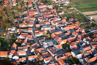 Luftbild von Hauptstraße von Westen in Winden im Bundesland Rheinland-Pfalz, Deutschland