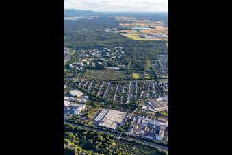 METRO Karlsruhe vor der Hardecksiedlung im Ortsteil Grünwinkel im Bundesland Baden-Württemberg, Deutschland