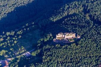 Luftbild von Burg Fleckenstein von Nordwesten in Lembach im Bundesland Bas-Rhin, Frankreich