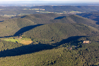 Luftbild von Burg Fleckenstein von Norden in Lembach im Bundesland Bas-Rhin, Frankreich