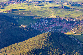 Burg Landeck im letzten Abendlicht in Klingenmünster im Bundesland Rheinland-Pfalz, Deutschland