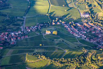 Luftbild von St. Dionysius Kapelle im Abendlicht im Ortsteil Gleiszellen in Gleiszellen-Gleishorbach im Bundesland Rheinland-Pfalz, Deutschland
