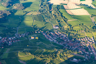 Luftaufnahme von St. Dionysius Kapelle im Abendlicht im Ortsteil Gleiszellen in Gleiszellen-Gleishorbach im Bundesland Rheinland-Pfalz, Deutschland