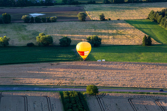 Luftbild von Landung zweier Heissluftballone "Pfalzgas" in Winden im Bundesland Rheinland-Pfalz, Deutschland