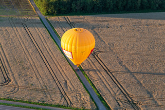Luftaufnahme von Landung zweier Heissluftballone "Pfalzgas" in Winden im Bundesland Rheinland-Pfalz, Deutschland