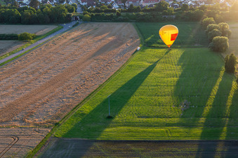 Landung zweier Heissluftballone "Pfalzgas" in Winden im Bundesland Rheinland-Pfalz, Deutschland aus der Luft