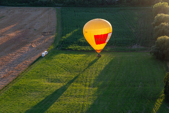 Landung zweier Heissluftballone "Pfalzgas" in Winden im Bundesland Rheinland-Pfalz, Deutschland von oben gesehen
