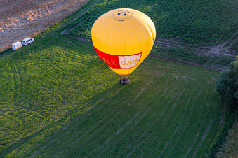 Landung zweier Heissluftballone "Pfalzgas" in Winden im Bundesland Rheinland-Pfalz, Deutschland vom Flugzeug aus