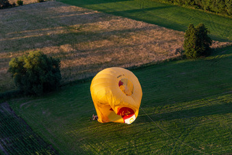 Landung zweier Heissluftballone "Pfalzgas" in Winden im Bundesland Rheinland-Pfalz, Deutschland aus der Vogelperspektive