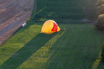 Drohnenbild von Landung zweier Heissluftballone "Pfalzgas" in Winden im Bundesland Rheinland-Pfalz, Deutschland
