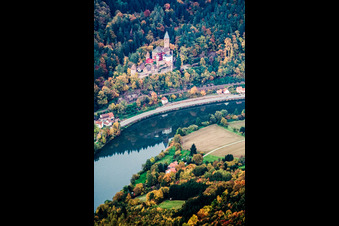 Luftbild von Burganlage des Schloß Zwingenberg über dem Neckar in Zwingenberg im Bundesland Baden-Württemberg, Deutschland