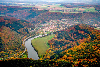 Ort am Neckar von Westen in Neckargerach im Bundesland Baden-Württemberg, Deutschland