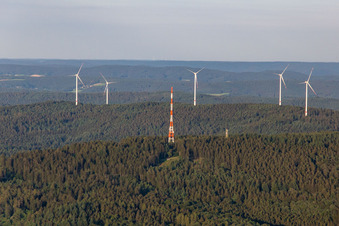 Mast des Hardberg Fernsehsender vor dem  Windpark Stillfüssel im Ortsteil Ober-Abtsteinach im Bundesland Hessen, Deutschland