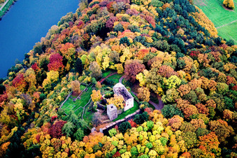 Ruine und Mauerreste der ehemaligen Burganlage  Minneburg im Herbstwald über dem Neckar im Ortsteil Neckarkatzenbach in Neunkirchen im Bundesland Baden-Württemberg, Deutschland