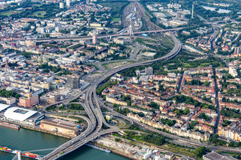 Im Abriss befindlches Rathaus Ludwigshafen an der Hochstraße B44 im Ortsteil Mitte in Ludwigshafen am Rhein im Bundesland Rheinland-Pfalz, Deutschland