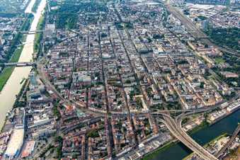 Quadratestadt von Nordwesten zwischen der Kurpfalzbrücke über den Neckar und dem Hauptbahnhof und Barockschloss im SW im Ortsteil Innenstadt in Mannheim im Bundesland Baden-Württemberg, Deutschland