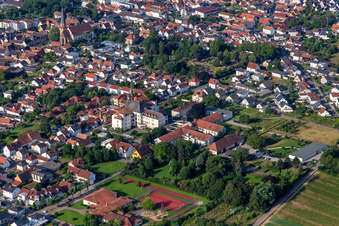 Schrägluftbild von St. Paulus Stift Herxheim in Herxheim bei Landau im Bundesland Rheinland-Pfalz, Deutschland