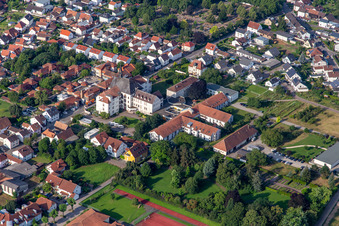 St. Paulus Stift Herxheim in Herxheim bei Landau im Bundesland Rheinland-Pfalz, Deutschland aus der Luft