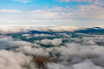 Ortschaft am Rand des Pfläzerwaldes von Südosten unter tiefen Wolken in Klingenmünster im Bundesland Rheinland-Pfalz, Deutschland