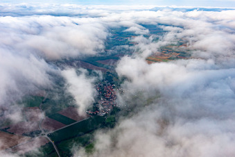 Ortschaft von Nordosten unter Wolken in Oberhausen im Bundesland Rheinland-Pfalz, Deutschland