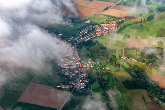 Ortschaft von Osten unter Wolken in Oberhausen im Bundesland Rheinland-Pfalz, Deutschland