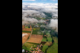Ortschaft von Osten unter Wolken im Ortsteil Drusweiler in Kapellen-Drusweiler im Bundesland Rheinland-Pfalz, Deutschland