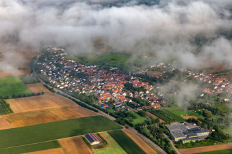 Ortschaft von Südosten unter Wolken im Ortsteil Kapellen in Kapellen-Drusweiler im Bundesland Rheinland-Pfalz, Deutschland
