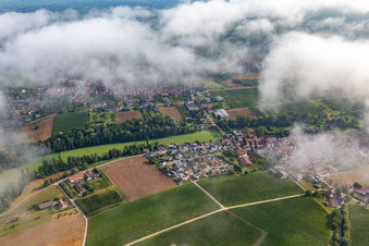 Ortschaft am Klingbachtal von Süden unter Wolken im Ortsteil Klingen in Heuchelheim-Klingen im Bundesland Rheinland-Pfalz, Deutschland