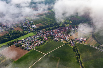 Luftbild von Ortschaft am Klingbachtal von Süden unter Wolken im Ortsteil Klingen in Heuchelheim-Klingen im Bundesland Rheinland-Pfalz, Deutschland
