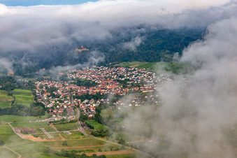 Ortschaft am Rand des Pfläzerwaldes von Nordosten unter Wolken in Klingenmünster im Bundesland Rheinland-Pfalz, Deutschland