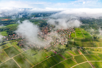Luftbild von Ortschaft von Nordosten unter Wolken in Klingenmünster im Bundesland Rheinland-Pfalz, Deutschland