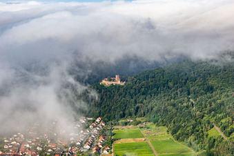 Burg Landeck am Morgen unter tiefen Wolken in Klingenmünster im Bundesland Rheinland-Pfalz, Deutschland