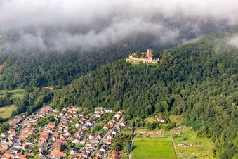 Luftaufnahme von Burg Landeck am Morgen unter tiefen Wolken in Klingenmünster im Bundesland Rheinland-Pfalz, Deutschland