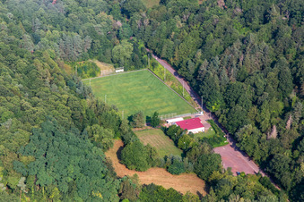 Verwaister Sportplatz ASV Eschbach am Morgen im Bundesland Rheinland-Pfalz, Deutschland