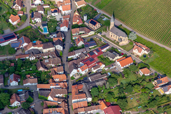 Katholische Kirche St. Bartholomäus unterhalb der Weinberge am Daschberg in Birkweiler im Bundesland Rheinland-Pfalz, Deutschland