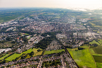 Stadt im morgendlichen Gegenlicht in Landau in der Pfalz im Bundesland Rheinland-Pfalz, Deutschland