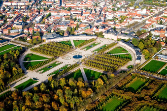 Rokoko Parkanlage des Garten und Schloss Schwetzingen in Schwetzingen im Bundesland Baden-Württemberg, Deutschland von oben