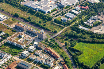 Gebäude des Zahnarzt Landau | KauWerk - Dr. Werling, Dr. Röth & Kollegen, der Ergotherapie und Logopädie Schilling - Landau - Kinder und Erwachsenen Therapien im Medivicus - Zentrum für Gesundheit und MVZ Südpfalz - Chirurgie - ri,  an der Paul-von-Denis-Straße entlang der Bahnlinie sowie Fahrradbrücke über die Bahn im Ortsteil Queichheim in Landau in der Pfalz im Bundesland Rheinland-Pfalz, Deutschland