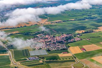 Ortschaft unter Wolken von Nordosten in Impflingen im Bundesland Rheinland-Pfalz, Deutschland